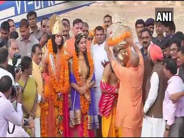 सीएम योगी ने लक्ष्मण को पहनाई माला