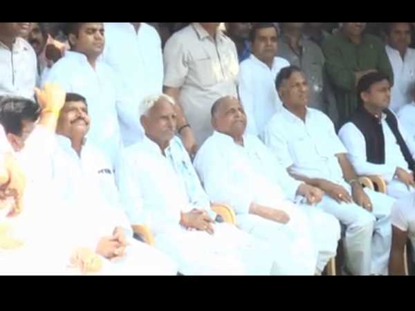 अखिलेश ने शिवपाल के पैर छुए