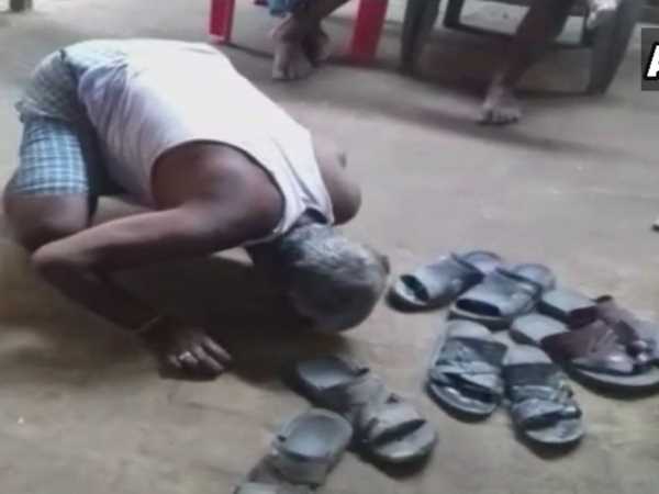 ग्रामीण से उसका ही थूक चटवाया