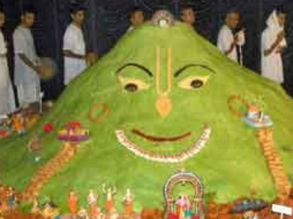 इन्द्र कृष्ण की यह लीला देखकर और क्रोधित हुए 