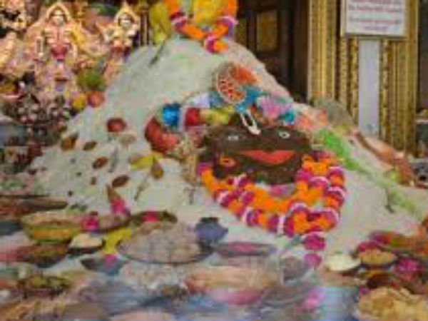 गोवर्घन पूजा होने लगी