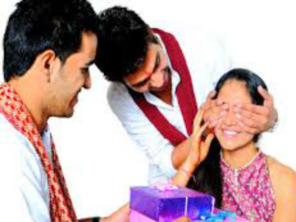 बहनें लगाती तिलक...