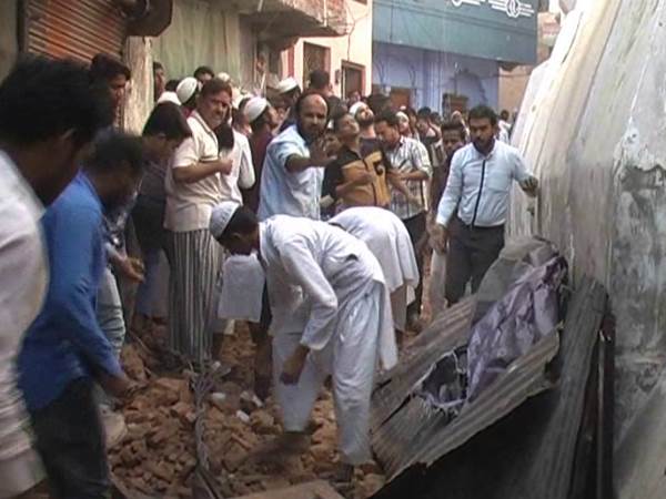 दुर्घटना में दर्जनों घायल, एक बच्चे की मौत