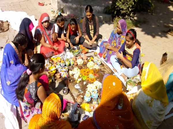 गाय के गोबर और मिट्टी के विशेष बर्तन से पूजन की है मान्यता