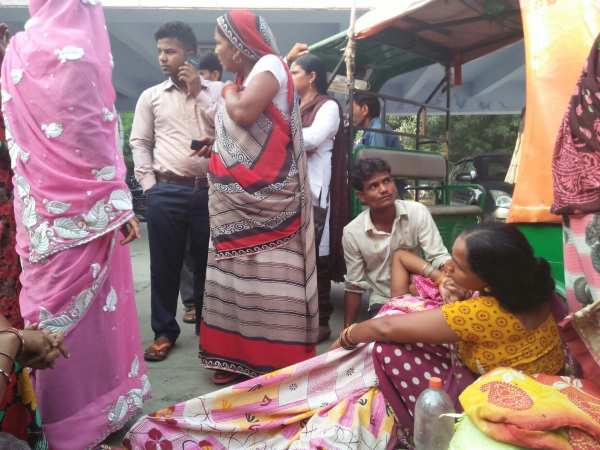 तड़पती महिला को एंबुलेंस भी नहीं दे पाया सरकारी अस्पताल तड़पती महिला को एंबुलेंस भी नहीं दे पाया सरकारी अस्पताल