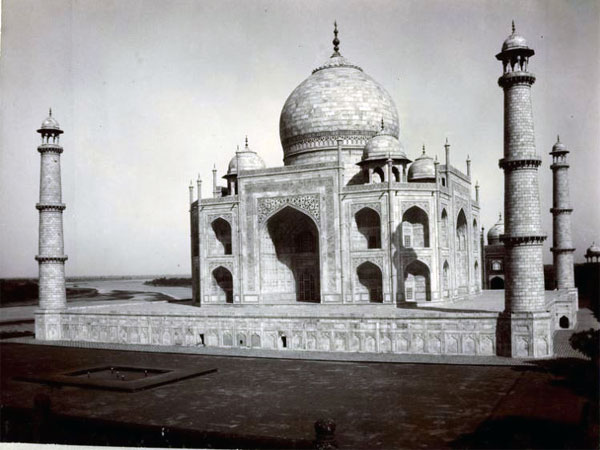 केवल इतिहास का स्याह पक्ष ही क्यों देखें?