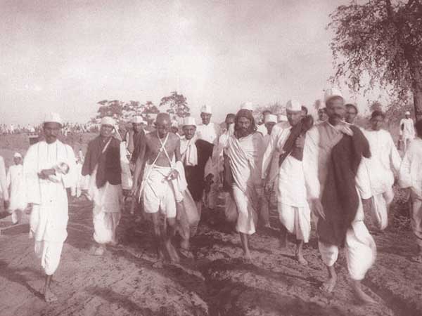 अंग्रेजों को हम धार्मिक चश्मे से नहीं देखते