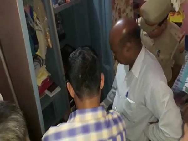 डेढ़ लाख कैश और लाखों के गहने हुए गायब