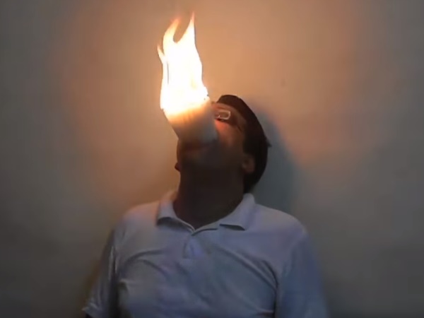 मुंह में रख दीं जलती हुई मोमबत्तियां