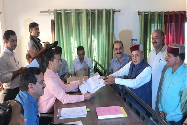 धूमल ने सुजानपुर से भरा नामांकन 