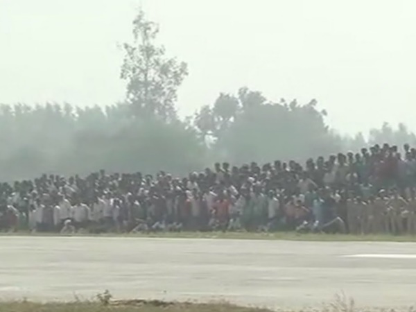 देखने को उमड़ी लोगों की भीड़