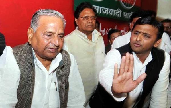 मुलायम परिवार का झगड़ा सरेआम हो रहा था