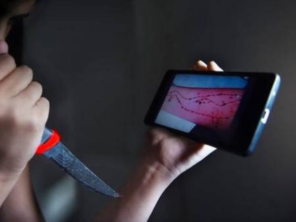 पहले हाथ काटा फिर छत से कूद गई