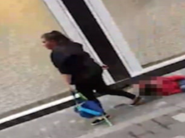 सड़क पर चलते-चलते गिर गया था बच्चा सड़क पर चलते-चलते गिर गया था बच्चा