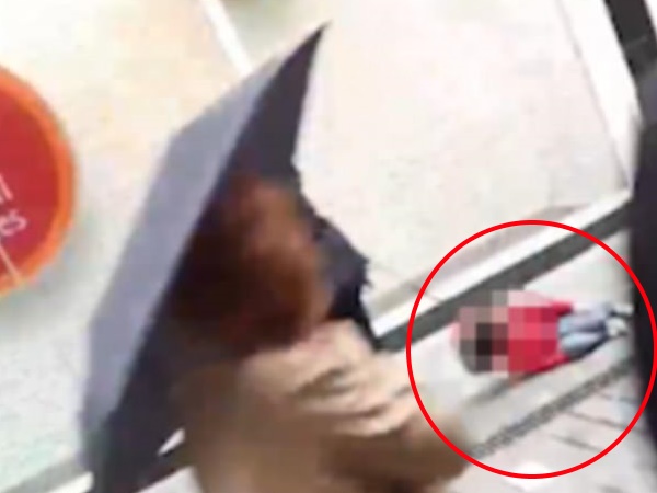 बच्चे को घसीटती रही महिला बच्चे को घसीटती रही महिला