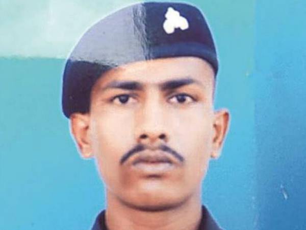 बचपन में ही चंदू के माता-पिता की मौत हो गई थी बचपन में ही चंदू के माता-पिता की मौत हो गई थी