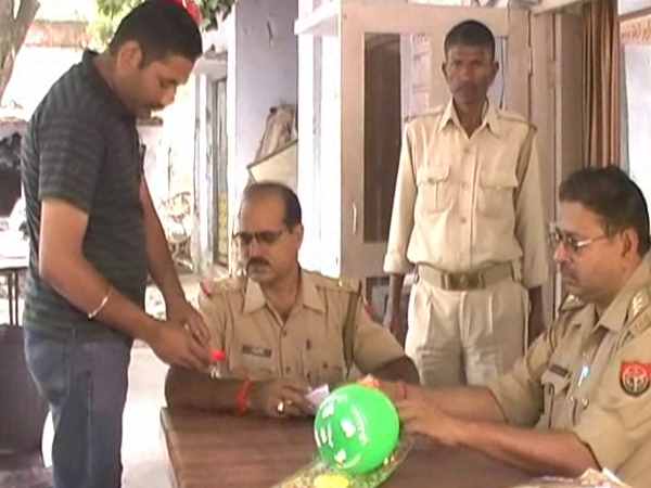 हिरासत में दुकानदार हिरासत में दुकानदार