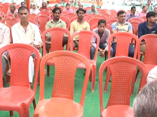 पहुंचे बहुत चंद लोग, कुर्सियां रही खाली