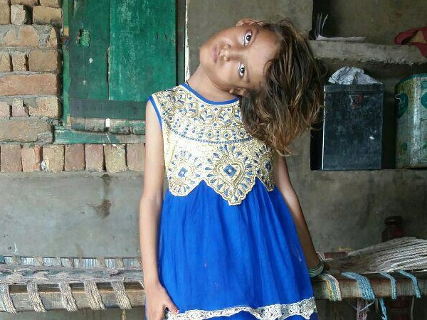 बच्चे उड़ाते हैं अफसीन का मजाक