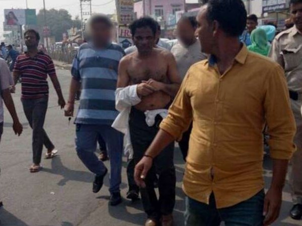 अर्धनग्न अवस्था में पैदल ले जाते हुए सिटी थाना में लेकर पहुंचे