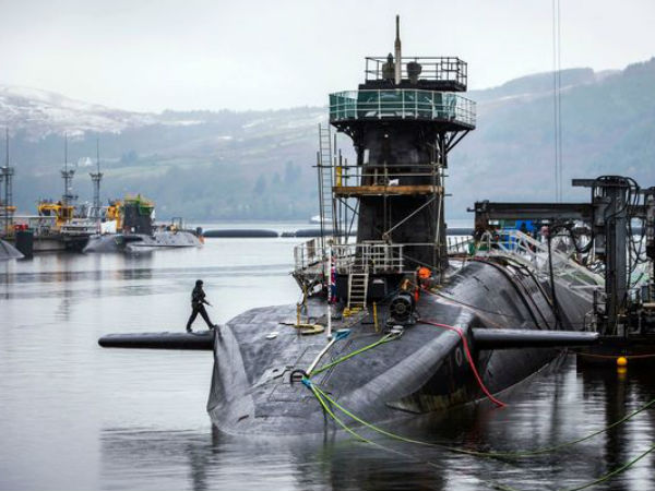  महिला सहकर्मी के साथ अफेयर