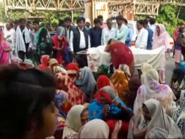 रात में 2 बजे लौट रहे थे घर रात में 2 बजे लौट रहे थे घर