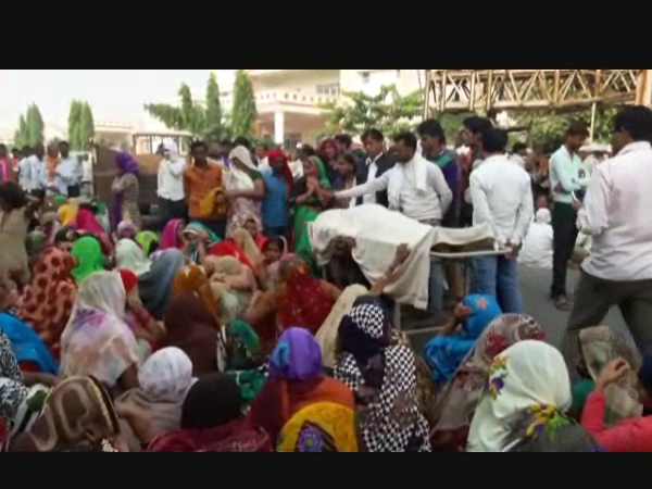 बिना परमिशन हो रही थी नौटंकी बिना परमिशन हो रही थी नौटंकी