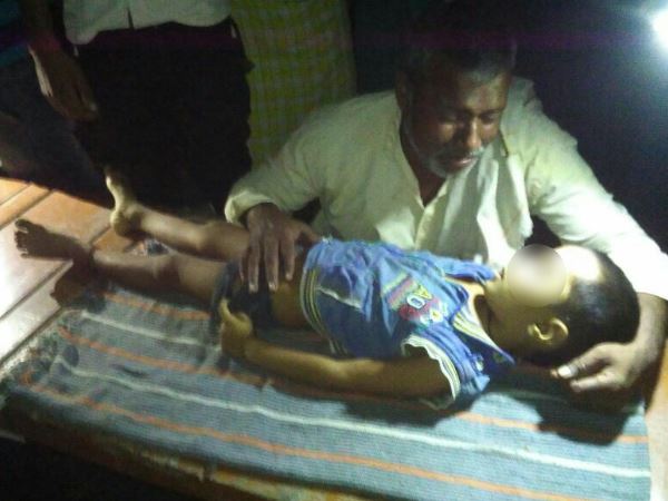 उत्तर प्रदेश के गोंडा में मासूम को कुचल कर भाग निकाल योगी आदित्यनाथ के मंत्री का काफिला, मौके पर ही हो गई बच्चे की मौत उत्तर प्रदेश के गोंडा में मासूम को कुचल कर भाग निकाल योगी आदित्यनाथ के मंत्री का काफिला, मौके पर ही हो गई बच्चे की मौत