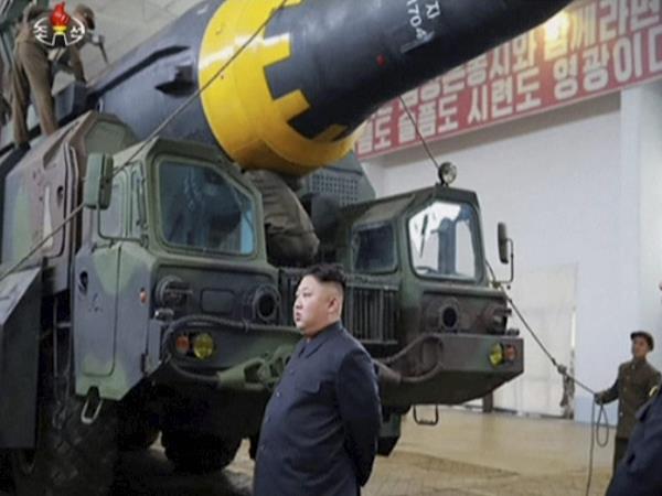 जापान और साउथ कोरिया बना सकता है न्यूक्लियर बम