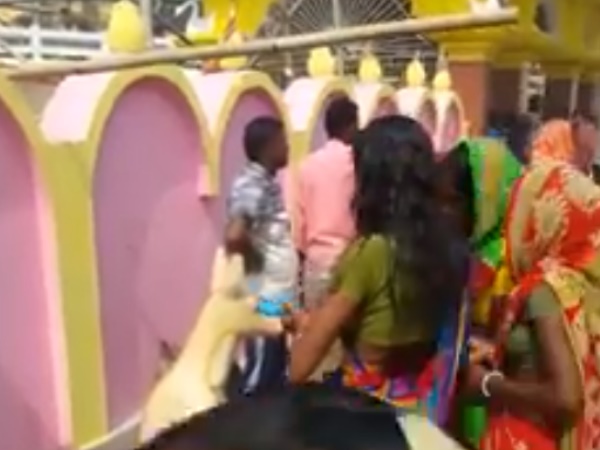 डस्टबिन को मूर्ती समझ करने लगे पूजा