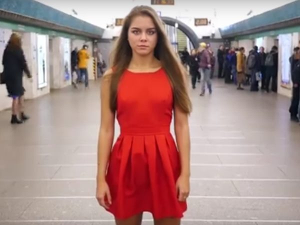 खुद को सोशल वर्कर बताती है लड़की