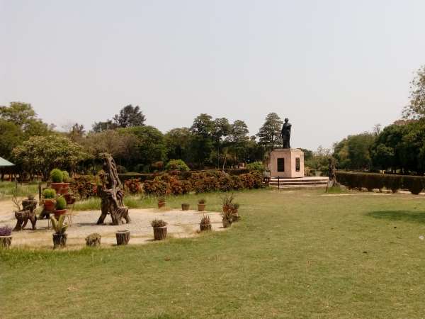 इंदिरा गाँधी की विरासत की थमती साँसें