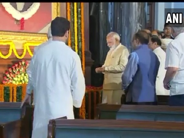 जब पु्ष्प अर्पित करने पहुंचे राहुल गांधी तब भी हुआ सामना जब पु्ष्प अर्पित करने पहुंचे राहुल गांधी तब भी हुआ सामना