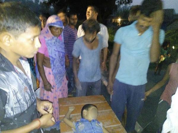 उत्तर प्रदेश के गोंडा में मासूम को कुचल कर भाग निकाल योगी आदित्यनाथ के मंत्री का काफिला, मौके पर ही हो गई बच्चे की मौत उत्तर प्रदेश के गोंडा में मासूम को कुचल कर भाग निकाल योगी आदित्यनाथ के मंत्री का काफिला, मौके पर ही हो गई बच्चे की मौत