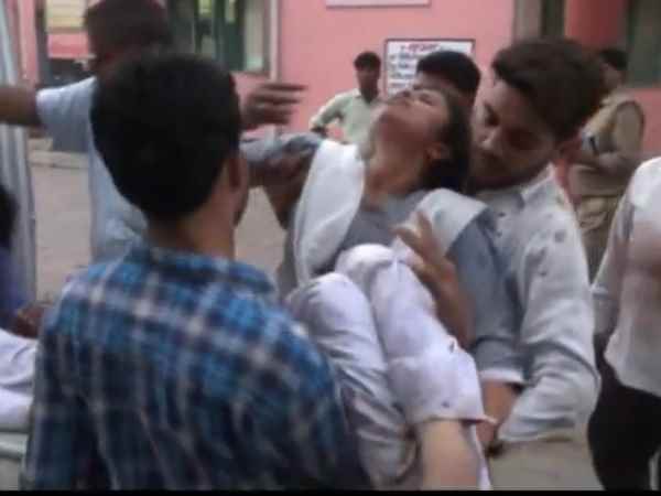 A bus overturned on the road, many injured A bus overturned on the road, many injured