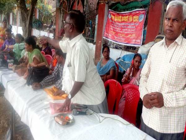 Anganwadi Women protest against CM Yogi Adityanath