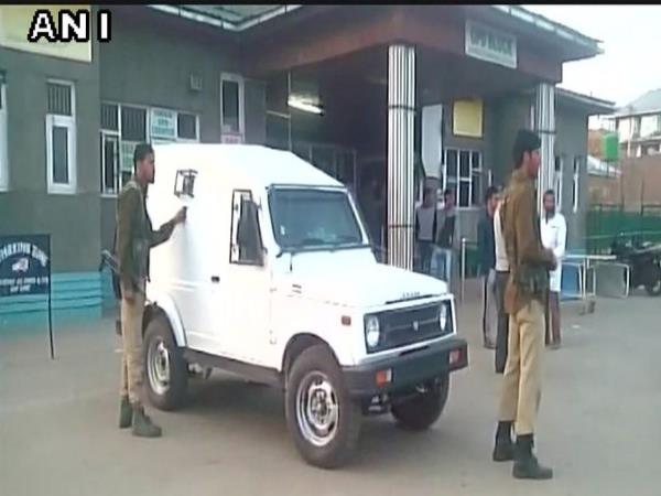 जम्मू कश्मीर: कुलागाम में पुलिस चौकी पर ग्रेनेड से हमला जम्मू कश्मीर: कुलागाम में पुलिस चौकी पर ग्रेनेड से हमला