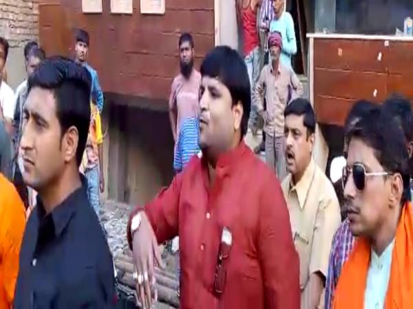 BJP leaders abused against people of development authority in Mathura BJP leaders abused against people of development authority in Mathura