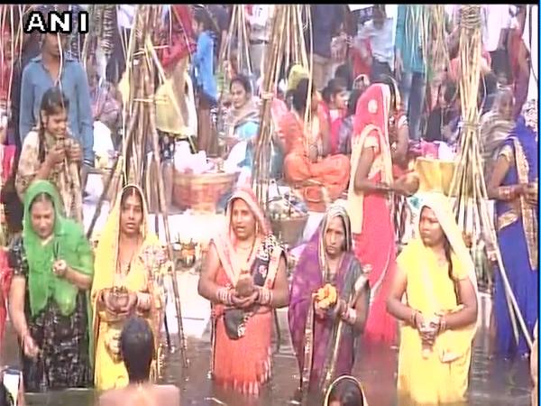 उगते हुए सूर्य को अर्घ्य देकर समाप्त हुआ छठ का महापर्व