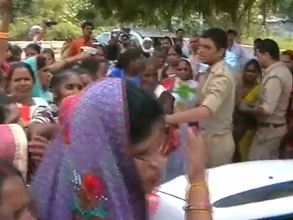 Asha workers blocked the way of Minister Archana Pandey in Kannauj