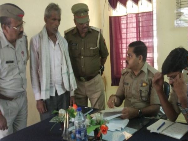 इटावा के राह गांव में केशवपुर के पास आगरा-लखनऊ एक्सप्रेस-वे पर युवक का शव मिलने से हड़कंप मच गया। सूचना मिलते ही पुलिस ने युवक की शिनाख्त करने के बाद शव का पंचनामा भर पोस्टमॉर्टम के लिए भेज दिया। मृतक का भाई सोवरन सिंह ने अज्ञात हत्यारों के खिलाफ थाने में मामला दर्ज कराया है।