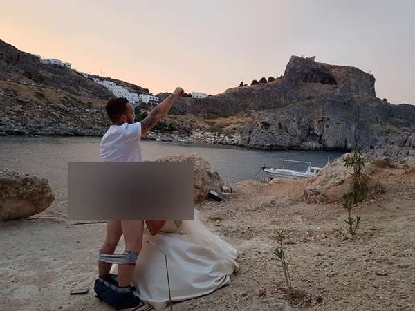 Couple picture infront of Monastery bishup ban all foreign wedding 