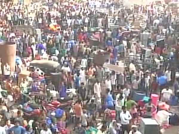 Mumbai: Fire broke out in Behrampada near Bandra station 16 fire engines, 12 Water tankers at the spot