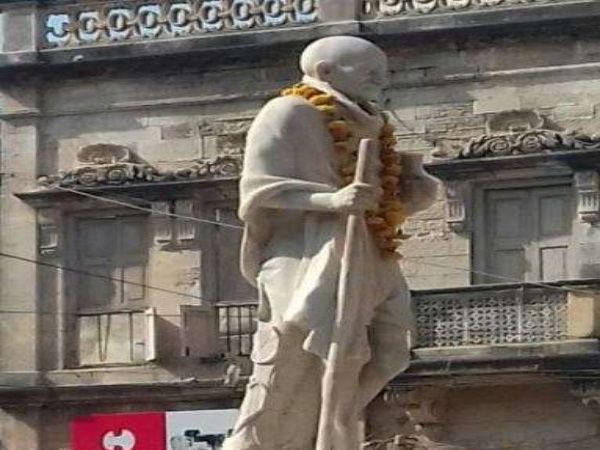 गुजरात: पोरबंदर में महात्मा गांधी की मूर्ति से चश्मा गायब गुजरात: पोरबंदर में महात्मा गांधी की मूर्ति से चश्मा गायब