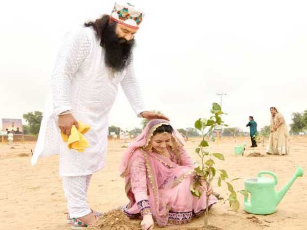 Honeypreet close photos with her father Ram Rahim Honeypreet close photos with her father Ram Rahim