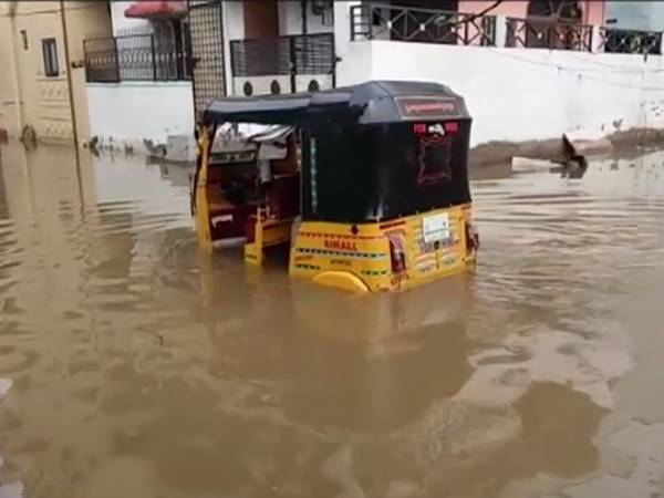 पांच घंटे लगातार बारिश से जलमग्न हुआ हैदराबाद, आज बंद रहेंगे स्कूल-कॉलेज