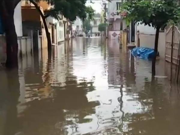 पांच घंटे लगातार बारिश से जलमग्न हुआ हैदराबाद, आज बंद रहेंगे स्कूल-कॉलेज