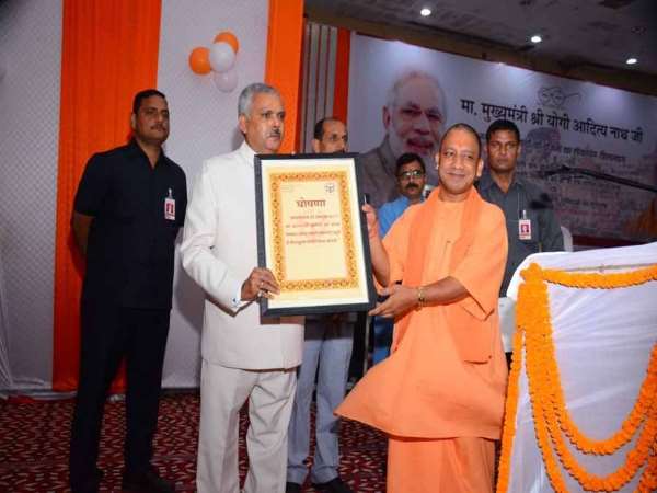 CM योगी ने चंदौली को दिया 300 करोड़ की सौगात, विरोधियों पर बरसे