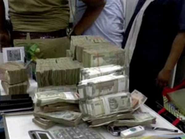 4.5 crores rupees found inside sofa and wardrobes in Kanpur 4.5 crores rupees found inside sofa and wardrobes in Kanpur