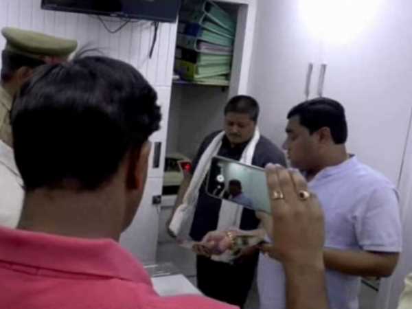 4.5 crores rupees found inside sofa and wardrobes in Kanpur 4.5 crores rupees found inside sofa and wardrobes in Kanpur